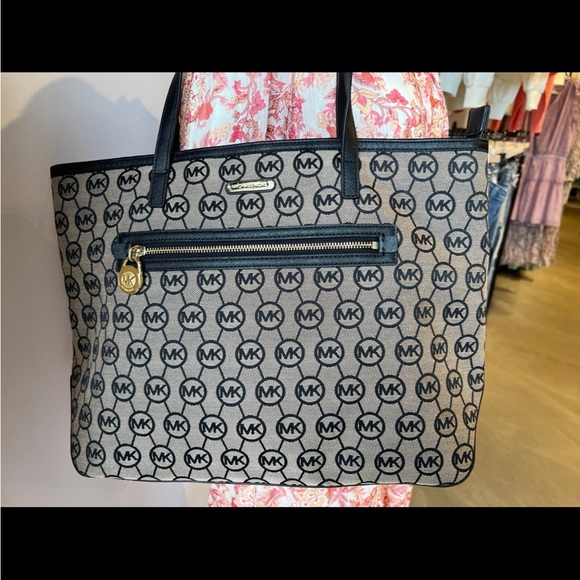 Michael Kors handbag - Picture 2 of 8